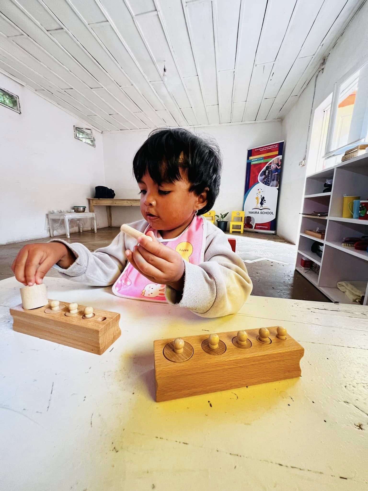 Une petite fille de 2 ans impressionne avec les mini-blocs cylindriques Montessori