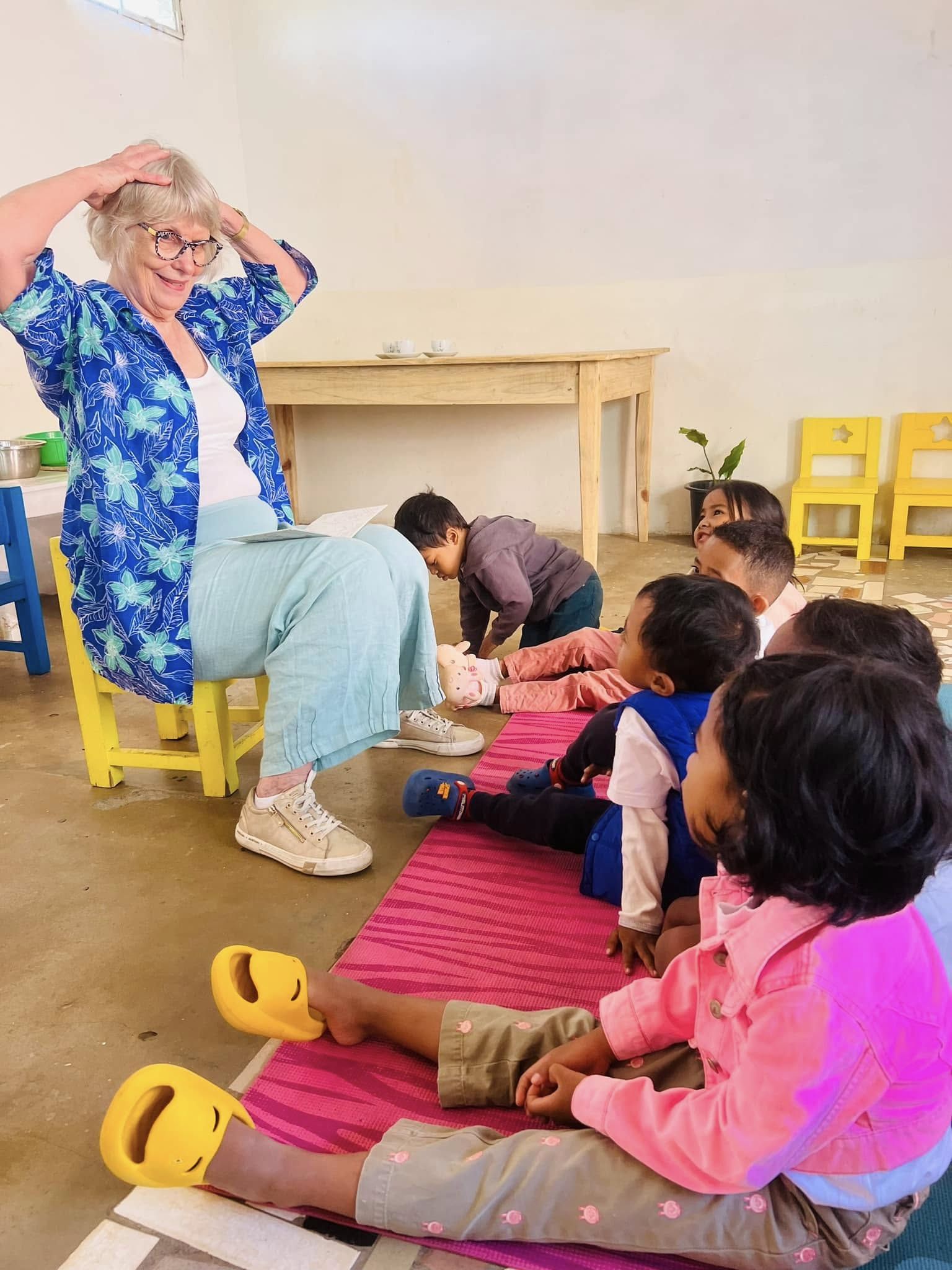 Un moment magique avec Tatie Christiane à Yakira School
